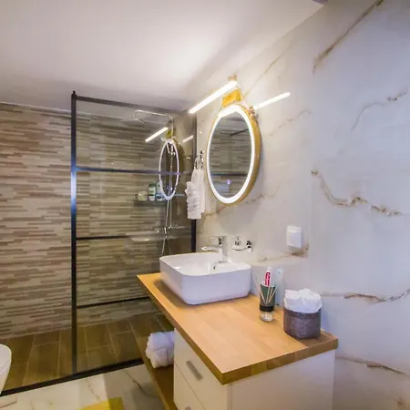 Luxurious Near Ampelokipoi Metro Station Apartment *